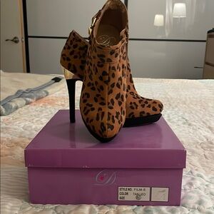 Sleek Tan and Black Heeled Boots with Pointed Toe. Worn twice